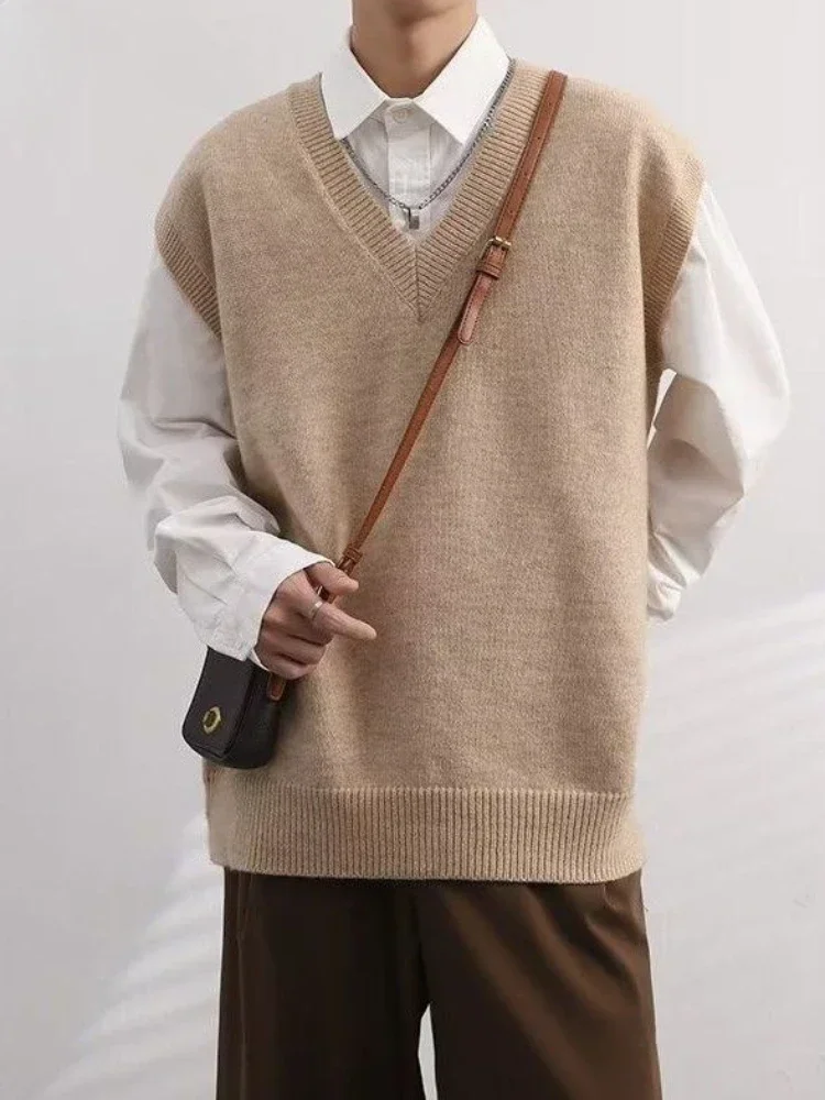 Winter Clothing Trends 2025 - Kamizelka Bezrękawnik Beżowy Sweter z Dekoltem
