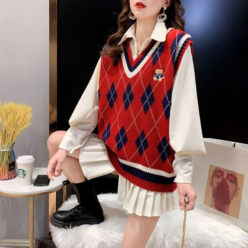 Czerwone dzianinowe kamizelki  – Winter Clothing Trends 2025 recenzja i cena