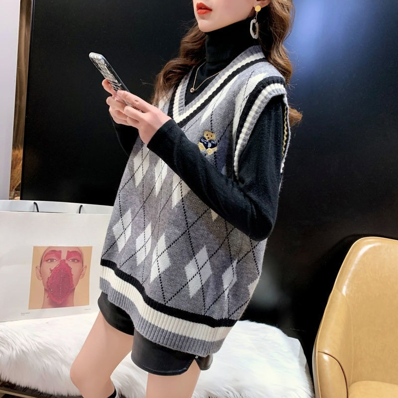 Czerwone dzianinowe kamizelki  – Winter Clothing Trends 2025 recenzja i cena